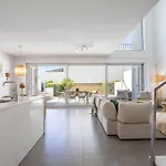 Stylish 3-bedroom Haven With A Private Pool Ferienhaus *