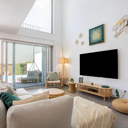 Stylish 3-bedroom Haven With A Private Pool Nyaraló
