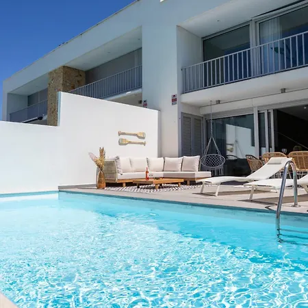 Stylish 3-bedroom Haven With A Private Pool Holiday home *