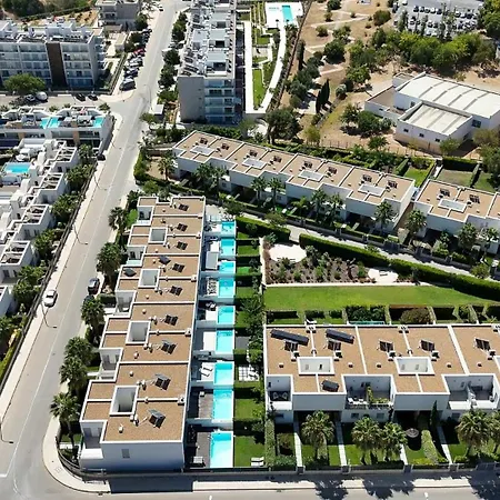 Stylish 3-bedroom Haven With A Private Pool بيت للعطل *