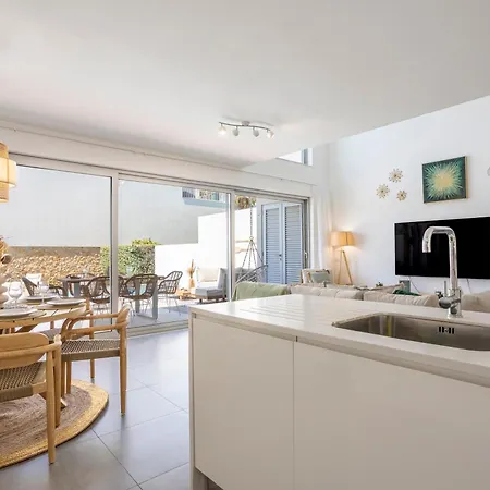Stylish 3-bedroom Haven With A Private Pool Ferienhaus