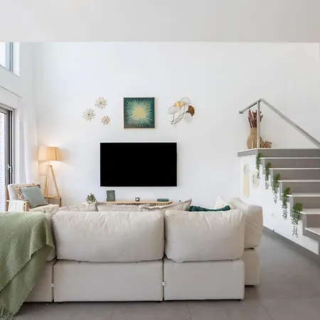 Semesterbostad Stylish 3-bedroom Haven With A Private Pool