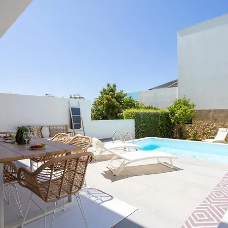 Semesterbostad Stylish 3-bedroom Haven With A Private Pool