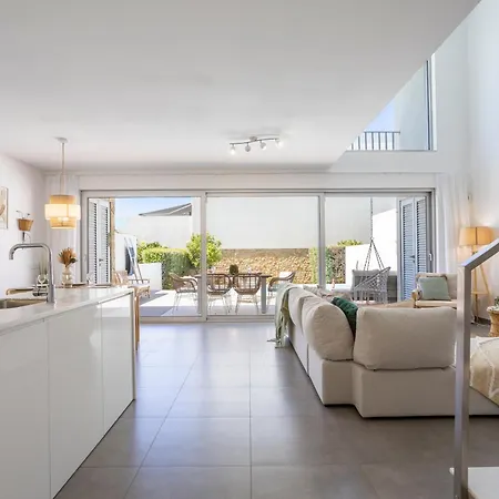 Stylish 3-bedroom Haven With A Private Pool بيت للعطل *