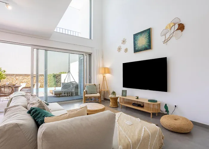 Stylish 3-bedroom Haven With A Private Pool 度假居