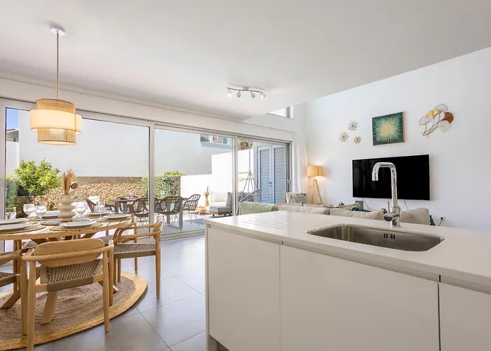 Stylish 3-bedroom Haven With A Private Pool 度假居