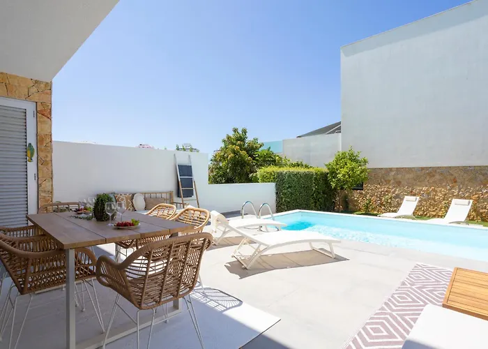 Nyaraló Stylish 3-bedroom Haven With A Private Pool