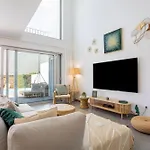 Stylish 3-bedroom Haven With A Private Pool Сasa de vacaciones